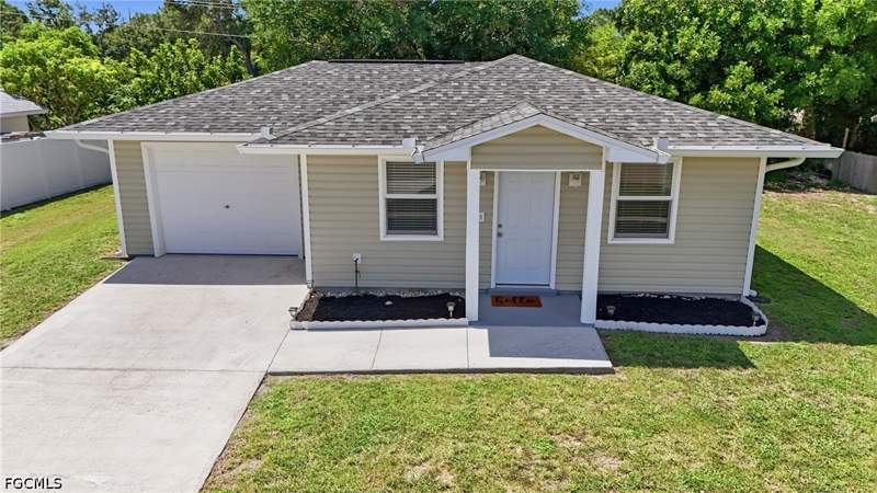 2 bedroom SingleFamilyResidence at 899 Ridgeway Dr, North Fort Myers, North Fort Myers — photo 2
