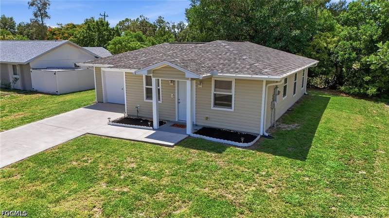 2 bedroom SingleFamilyResidence at 899 Ridgeway Dr, North Fort Myers, North Fort Myers — photo 3