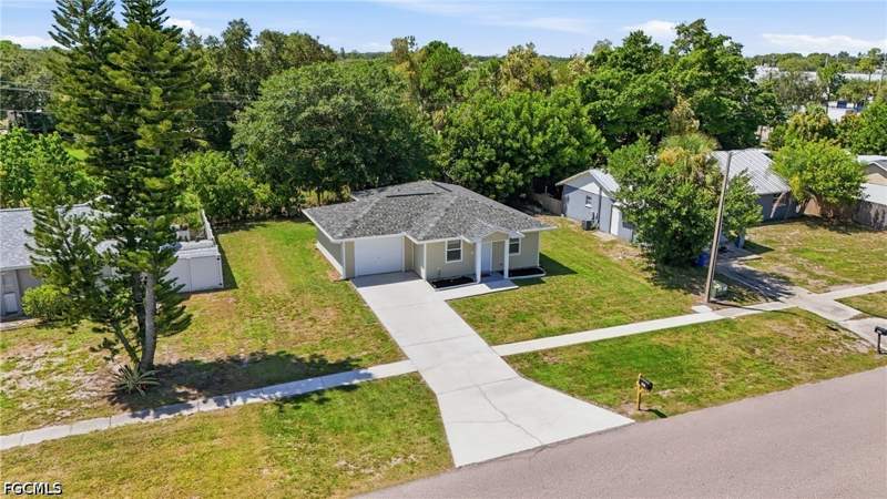 2 bedroom SingleFamilyResidence at 899 Ridgeway Dr, North Fort Myers, North Fort Myers — photo 5