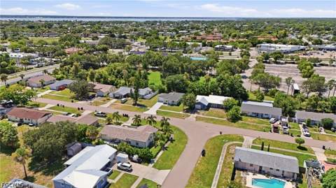 899 Ridgeway Dr, North Fort Myers FL - photo 6 of 25
