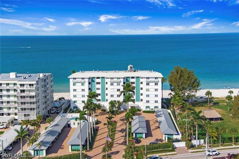 2 bedroom Condominium at 2011 Gulf Shore Blvd N 56, Carriage Club, Naples — photo 2