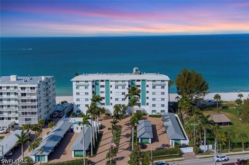 2 bedroom Condominium at 2011 Gulf Shore Blvd N 56, Carriage Club, Naples — photo 3