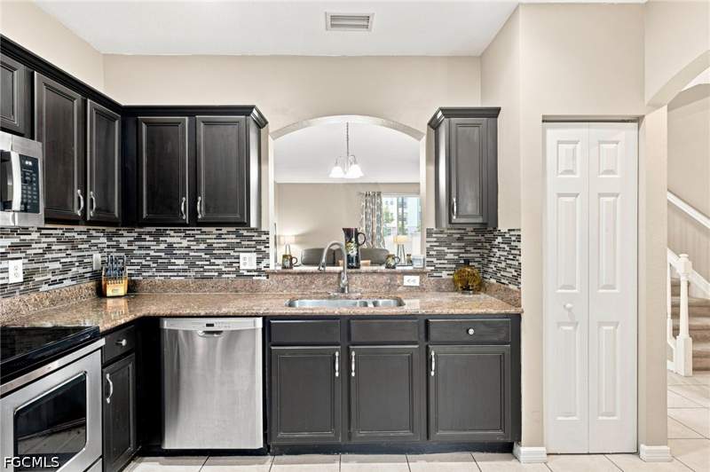 3 bedroom SingleFamilyResidence at 9977 Chiana Cir, Colonnade At Forum, Fort Myers — photo 4