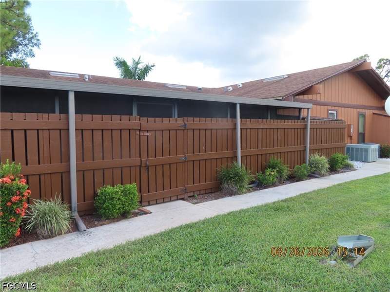 2 bedroom Townhouse at 5640 Foxlake Dr, Foxmoor Lakes, North Fort Myers — photo 2
