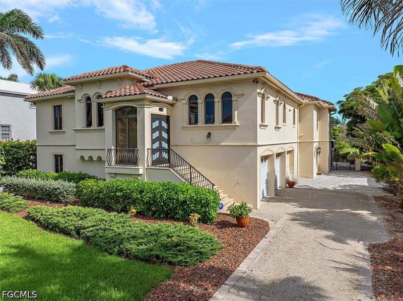 4 bedroom SingleFamilyResidence at 1316 Eagle Run Dr, Beachview Country Club Estates, Sanibel — photo 2