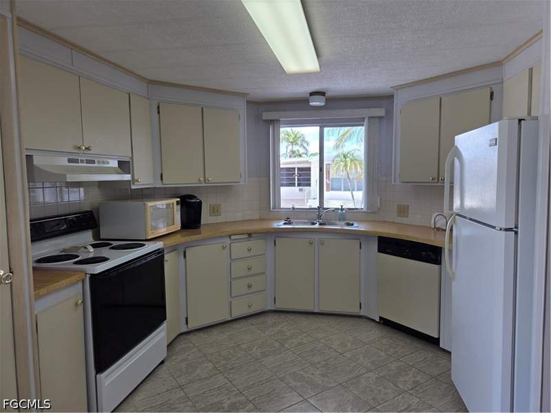 2 bedroom ManufacturedHome at 561 Winning Way, Lazy Days Mobile Village, North Fort Myers — photo 5