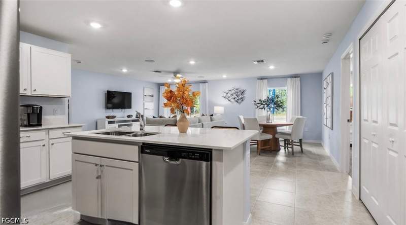 4 bedroom SingleFamilyResidence at 6074 Kumquat Cir, Port Labelle, Labelle — photo 2