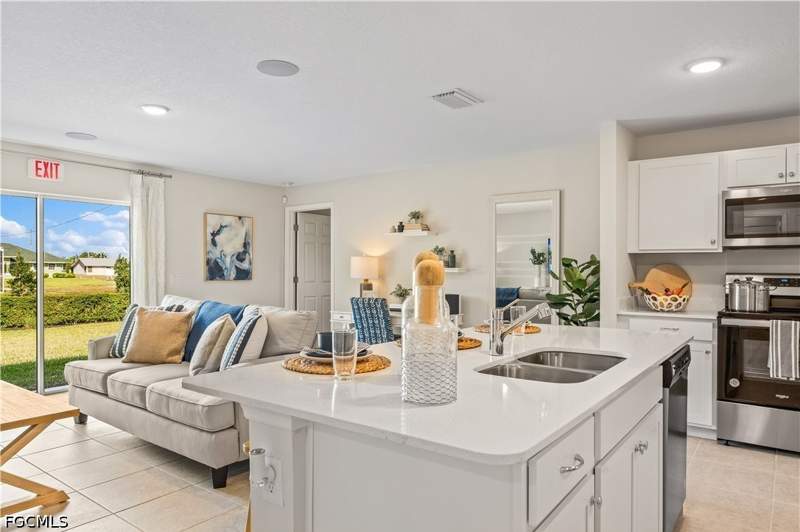 4 bedroom SingleFamilyResidence at 5038 N Obispo Cir, Labelle, Labelle — photo 2
