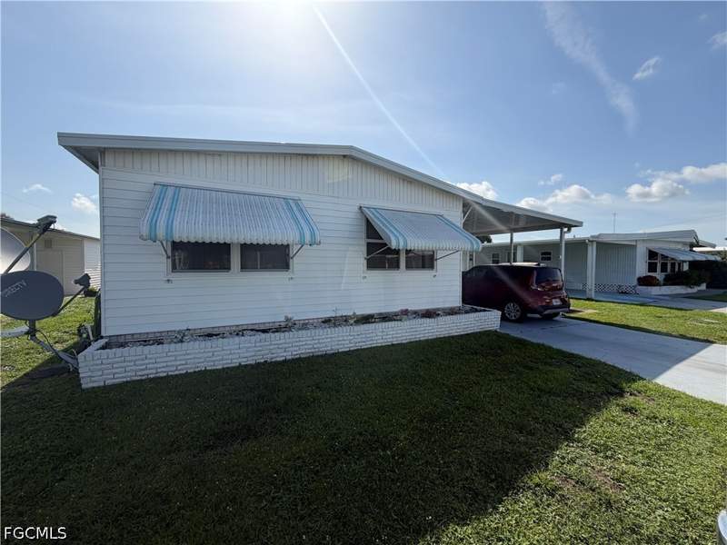 2 bedroom ManufacturedHome at 653 Future Dr, Lazy Days Mobile Village, North Fort Myers — photo 2