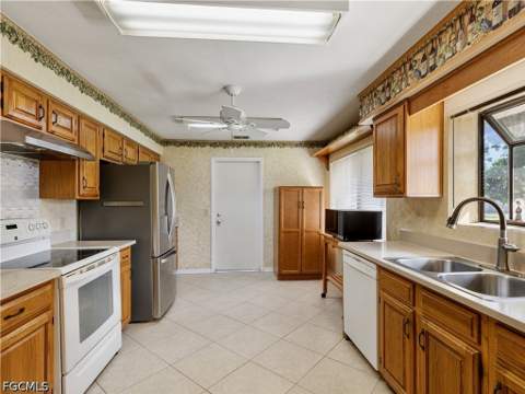 5853 Wyldewood Lakes Ct, Fort Myers FL - photo 11 of 33