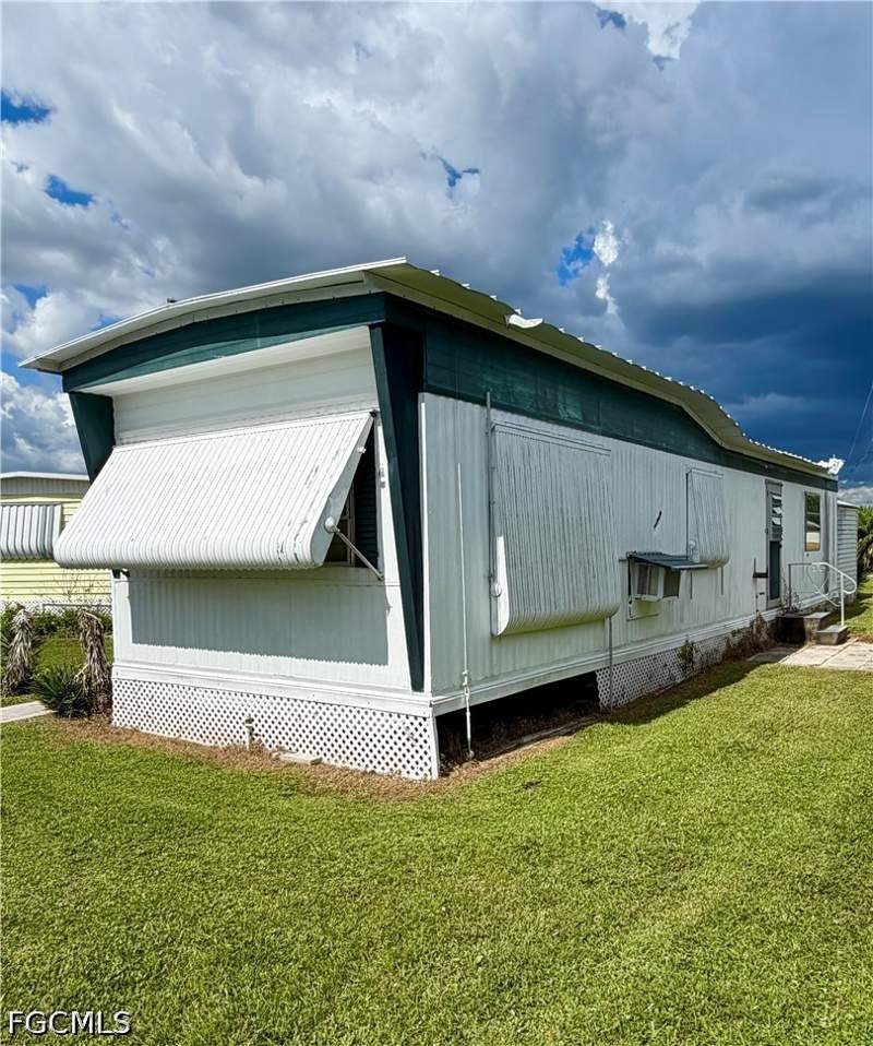 2 bedroom ManufacturedHome at 2012 S Olga Dr 5, Riverlawn Terrace, Fort Myers — photo 2