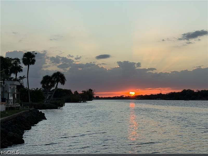 2 bedroom ManufacturedHome at 2012 S Olga Dr 5, Riverlawn Terrace, Fort Myers — photo 5