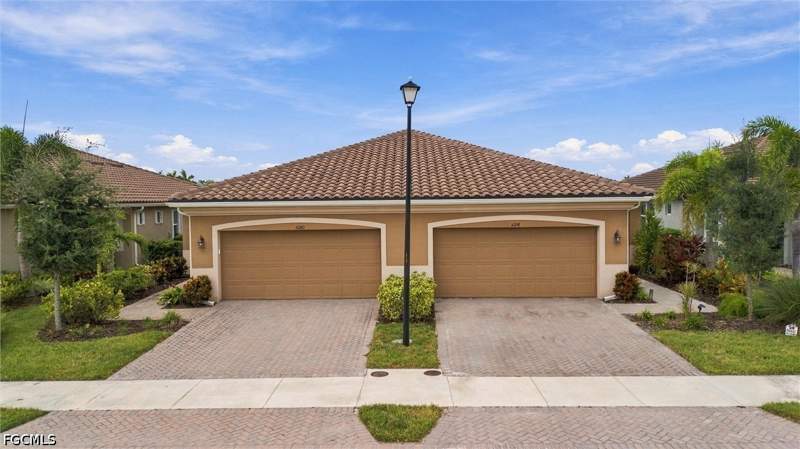 2 bedroom Attached at 10360 Bonavie Cove Dr, Bonavie Cove, Fort Myers — photo 4