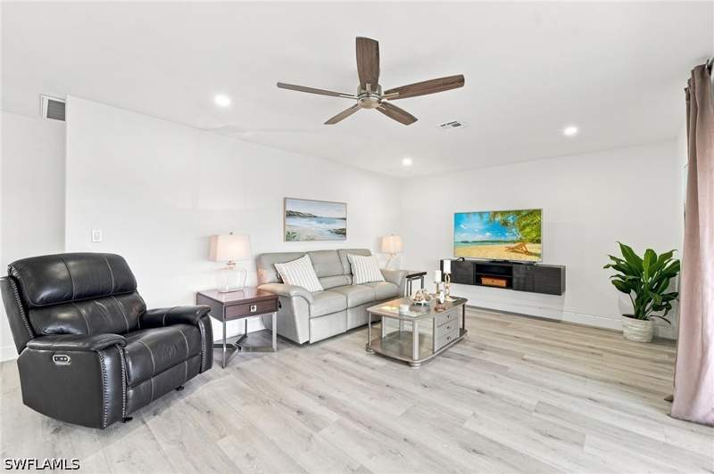 2 bedroom Condominium at 105 Harrison Rd 2, Glades Country Club, Naples — photo 3
