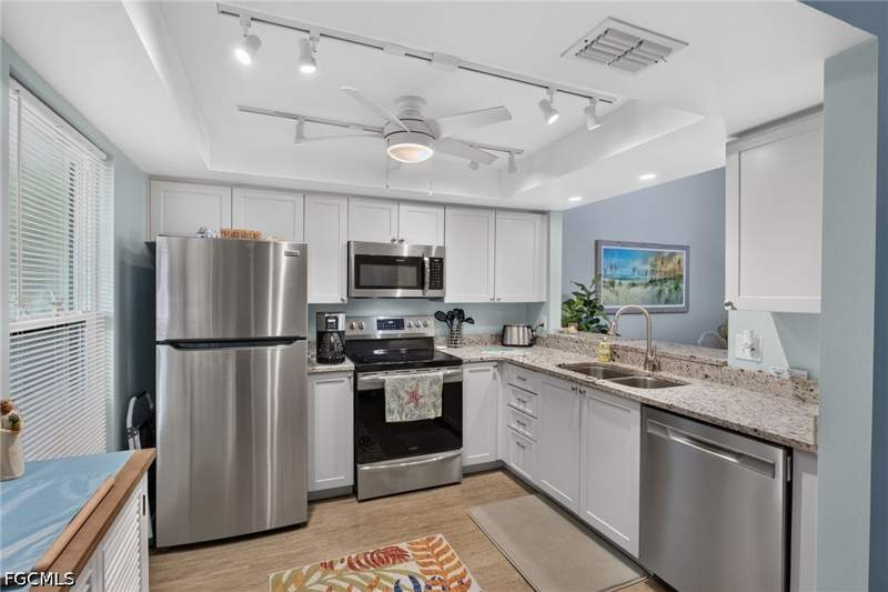 2 bedroom Condominium at 8430 Charter Club Cir 15, Club At Crystal Lake Condominium, Fort Myers — photo 2