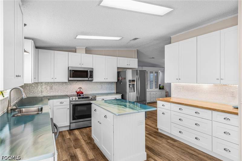 2 bedroom ManufacturedHome at 19863 Eagle Trace Ct, Pine Lakes Country Club, North Fort Myers — photo 3
