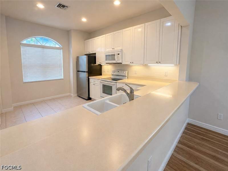 3 bedroom SingleFamilyResidence at 11330 Lakeland Cir, Silverlakes, Fort Myers — photo 2