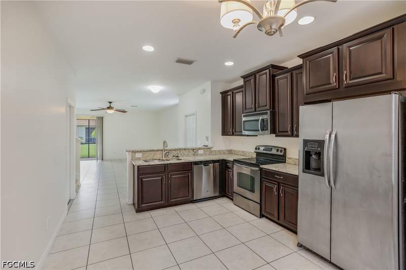 3 bedroom Townhouse at 3800 Clearbrook Ln, Townhomes Of San Simeon, Fort Myers — photo 3