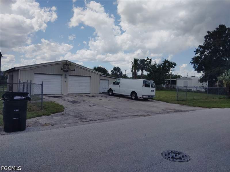2 bedroom ManufacturedHome at 306 Pinecrest Ave NW, Moore Haven, Moore Haven — photo 4