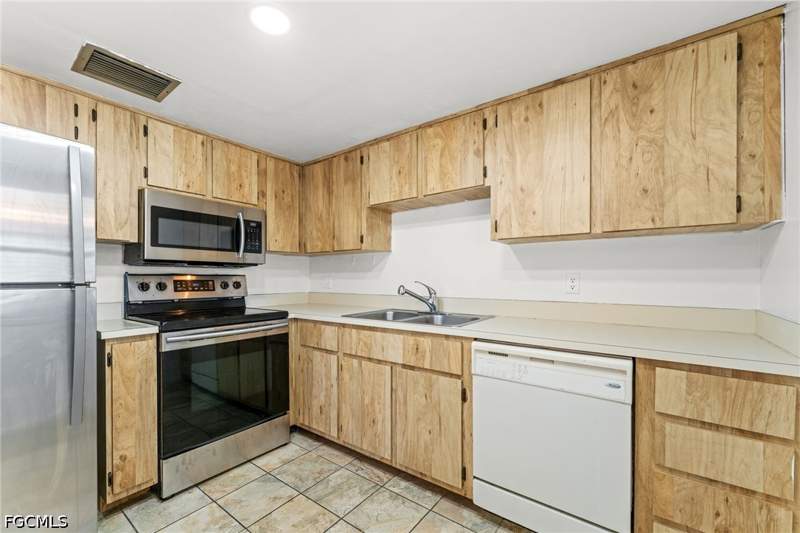 1 bedroom Condominium at 6142 Whiskey Creek Dr 611, Whiskey Creek Adult Condo, Fort Myers — photo 3