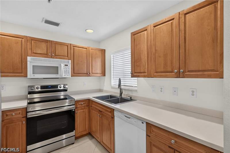 2 bedroom Townhouse at 9400 Ivy Brook Run 108, Village Of Stoneybrook, Fort Myers — photo 3