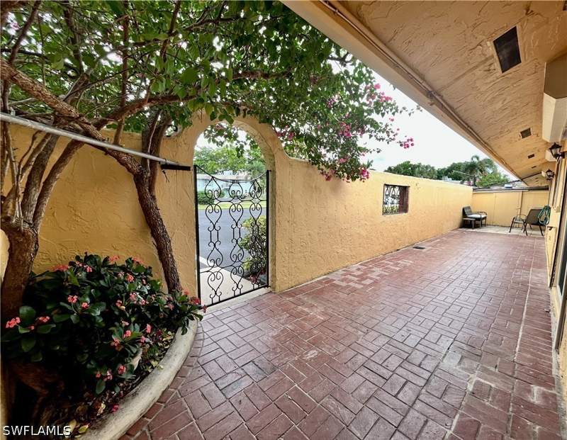 2 bedroom Attached at 186 Harrison Rd H4, Glades Country Club, Naples — photo 2