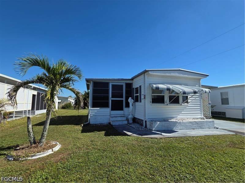2 bedroom ManufacturedHome at 865 Moonlight Dr, Lazy Days Mobile Village, North Fort Myers — photo 3