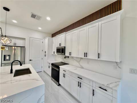 805 Lincoln Ave, Lehigh Acres FL - photo 15 of 46