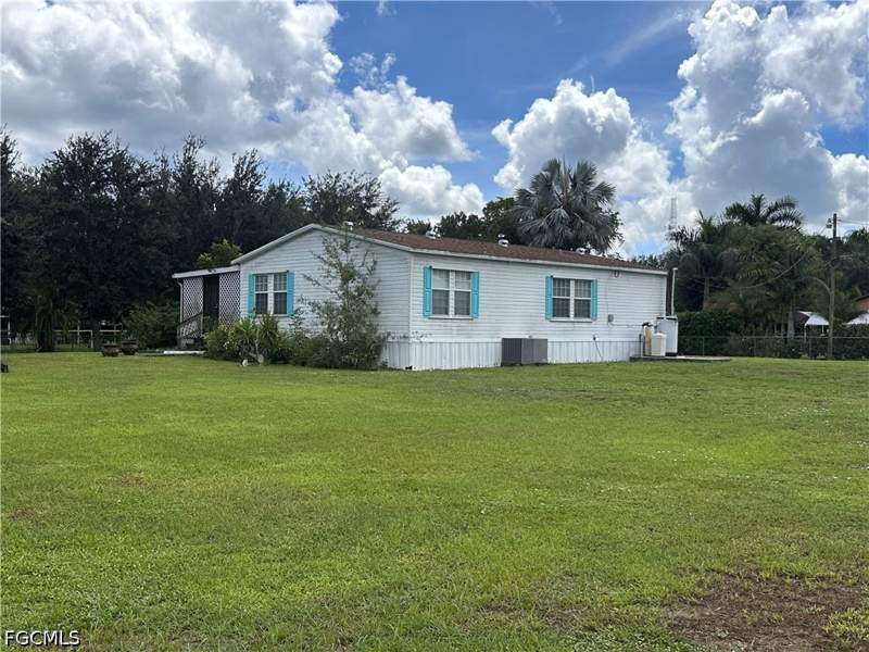 2 bedroom ManufacturedHome at 8094 Cook Dr, Suncoast Estate, North Fort Myers — photo 2