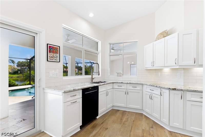 3 bedroom SingleFamilyResidence at 12441 McGregor Woods Cir, McGregor Woods, Fort Myers — photo 4