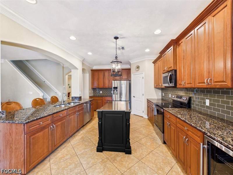 5 bedroom SingleFamilyResidence at 12369 Country Day Cir, Daniels Preserve, Fort Myers — photo 4