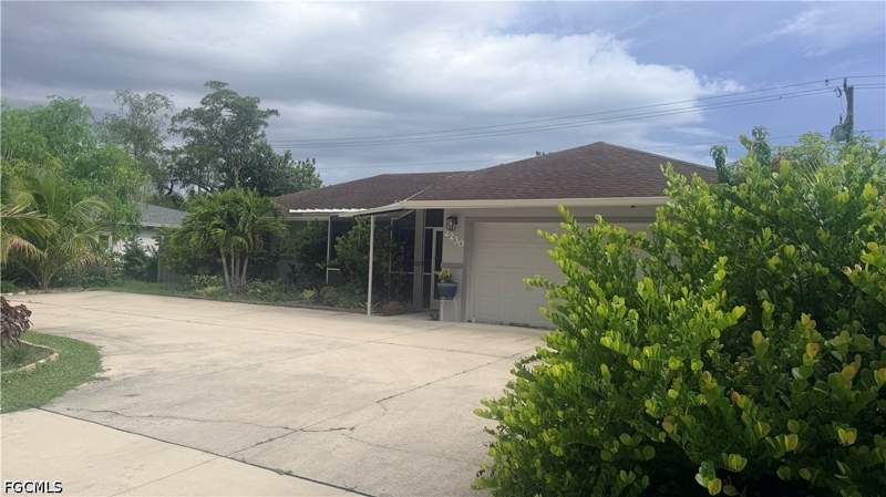 3 bedroom SingleFamilyResidence at 2230 Crystal Dr, Fort Myers, Fort Myers — photo 5