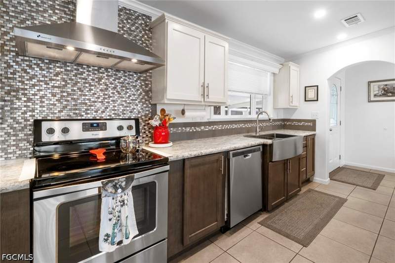 3 bedroom ManufacturedHome at 417 Snead Dr, Six Lakes Country Club, North Fort Myers — photo 5