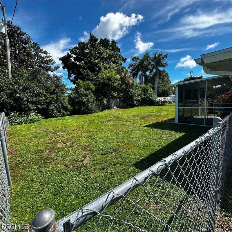 3 bedroom SingleFamilyResidence at 1517 SE 42nd St, Cape Coral - Lee County Industrial Park, Cape Coral — photo 2