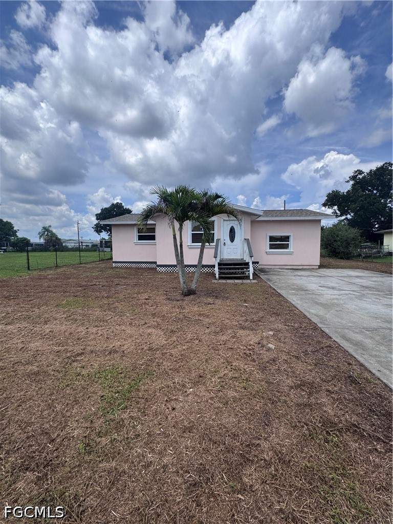 2 bedroom SingleFamilyResidence at 2935 Winona Dr, North Fort Myers, North Fort Myers — photo 2