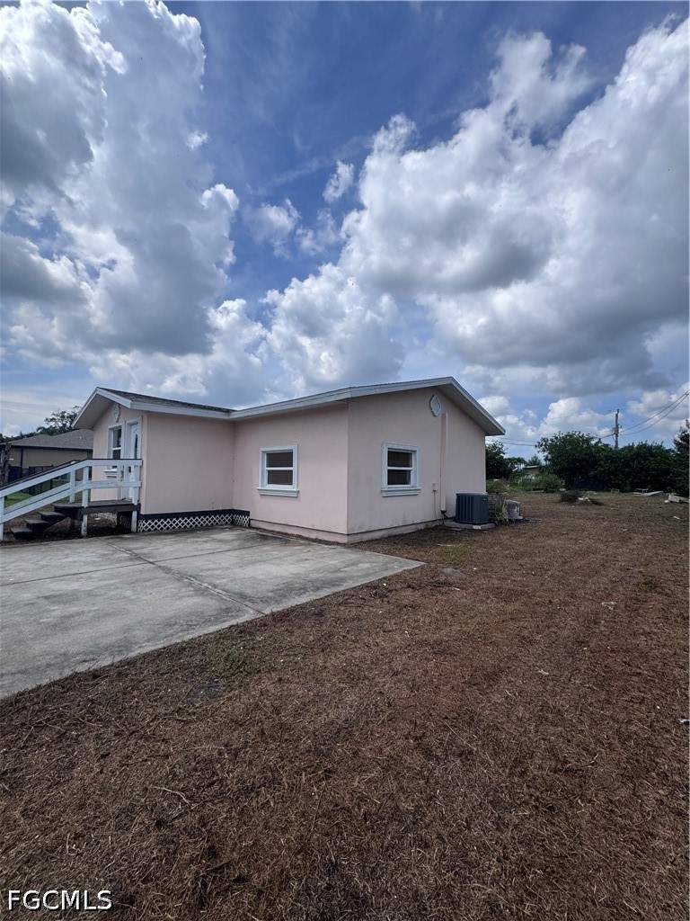 2 bedroom SingleFamilyResidence at 2935 Winona Dr, North Fort Myers, North Fort Myers — photo 3