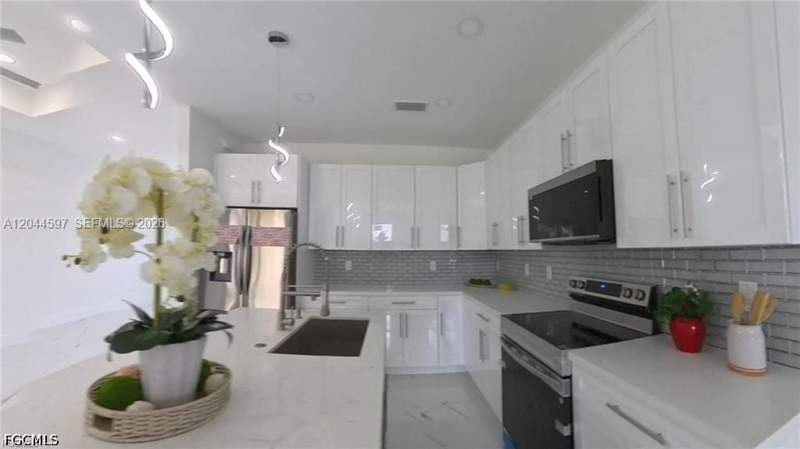 3 bedroom SingleFamilyResidence at 3004 4th St SW, Lehigh Acres, Lehigh Acres — photo 5