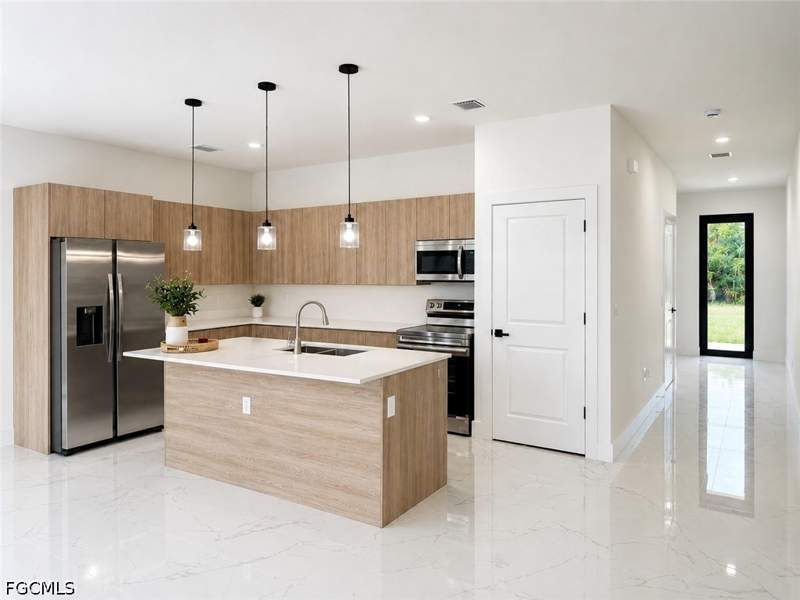 3 bedroom SingleFamilyResidence at 621 Greenbriar Blvd, Lehigh Acres, Lehigh Acres — photo 4