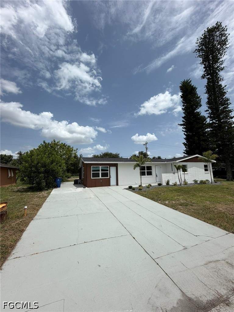 3 bedroom SingleFamilyResidence at 124 Andros St, Lehigh Acres, Lehigh Acres — photo 2