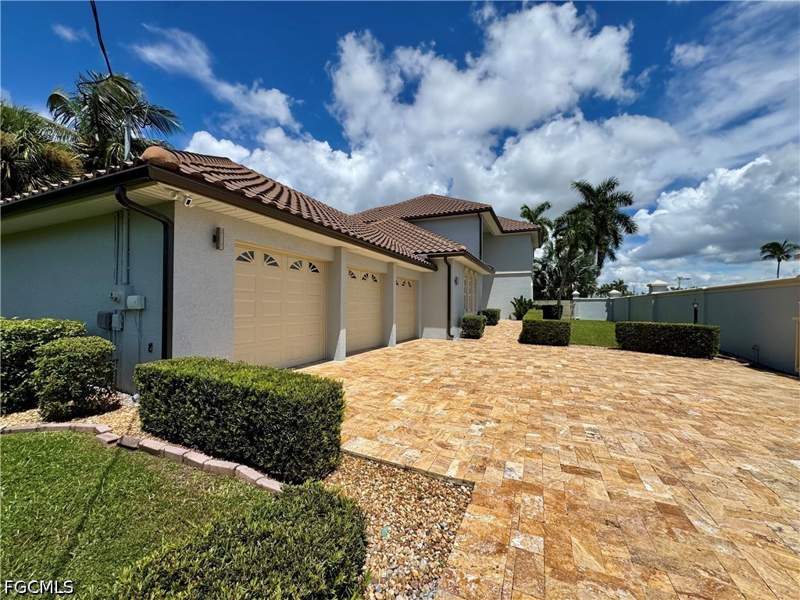 4 bedroom SingleFamilyResidence at 14370 McGregor Blvd, Deep Lagoon Estates, Fort Myers — photo 2