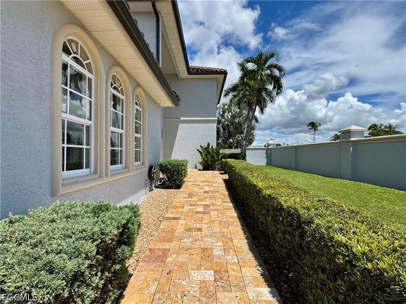 4 bedroom SingleFamilyResidence at 14370 McGregor Blvd, Deep Lagoon Estates, Fort Myers — photo 3