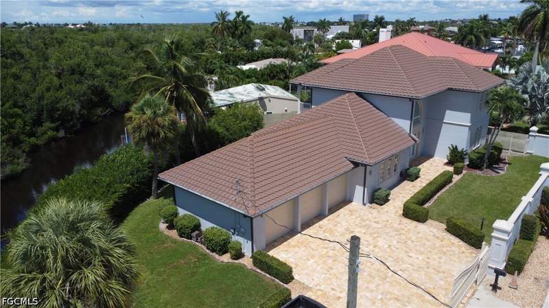 4 bedroom SingleFamilyResidence at 14370 McGregor Blvd, Deep Lagoon Estates, Fort Myers — photo 5