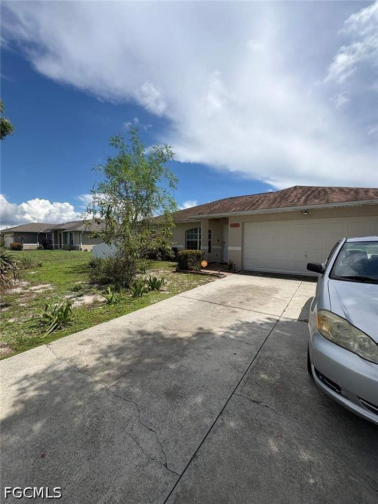 3 bedroom SingleFamilyResidence at 127 Blackstone Dr, Mirror Lakes, Fort Myers — photo 2
