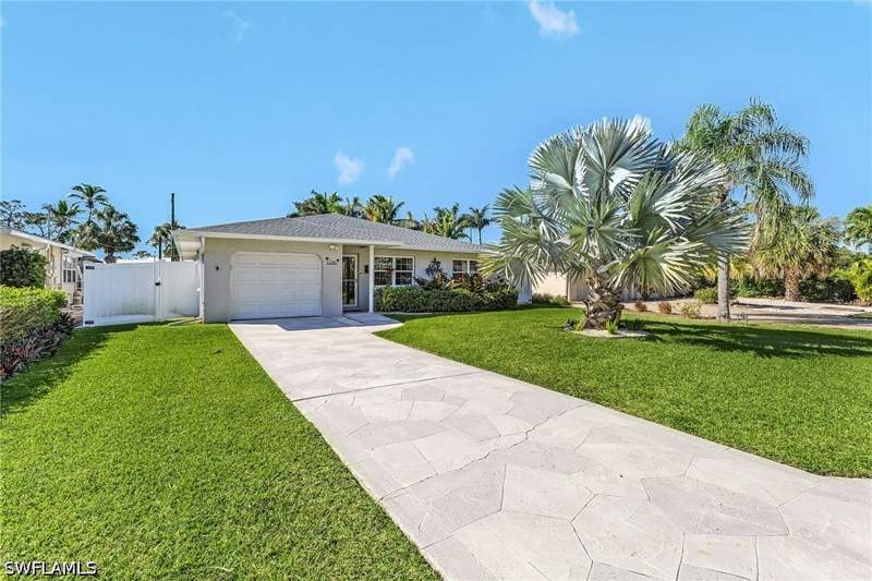 3 bedroom SingleFamilyResidence at 116 1st St, Bonita Shores, Bonita Springs — photo 3