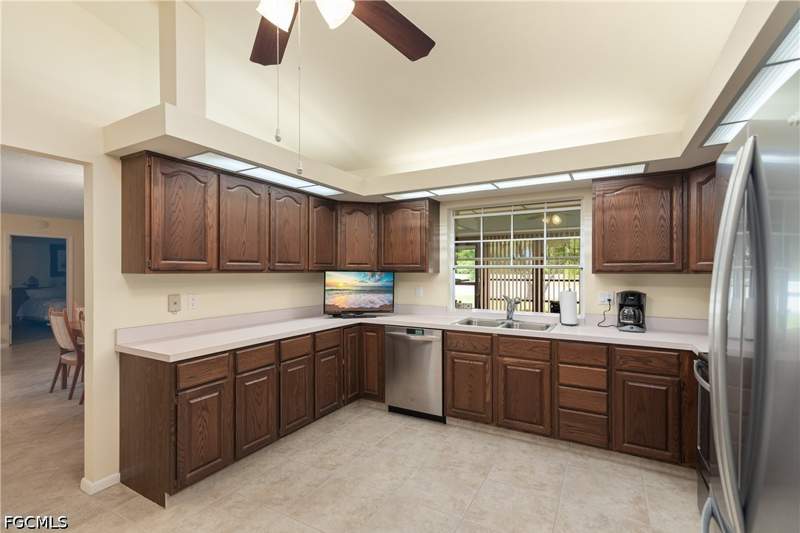 2 bedroom Attached at 7086 W Brandywine Cir, Brandywine, Fort Myers — photo 3
