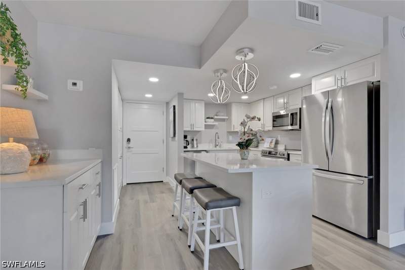 2 bedroom Condominium at 3 Bluebill Ave 107, Vanderbilt Towers, Naples — photo 4
