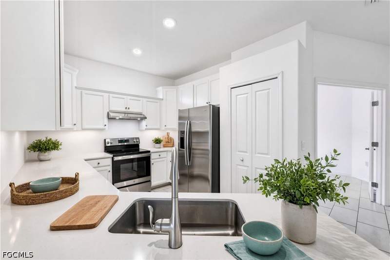 2 bedroom Attached at 2583 Vine Ave, Orange Blossom Ranch, Naples — photo 5