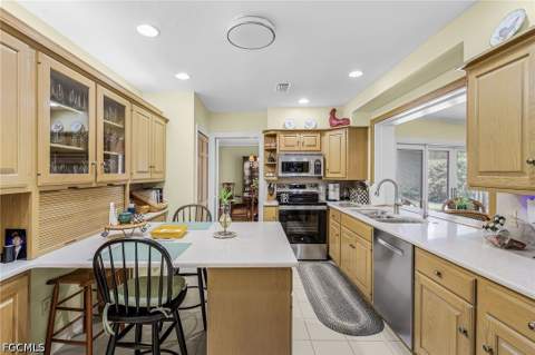 1207 Canterbury Dr, Fort Myers FL - photo 13 of 36