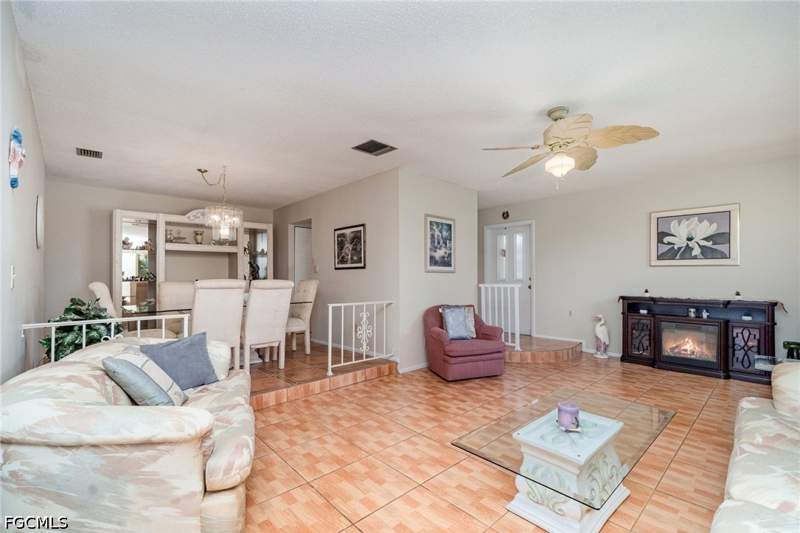 3 bedroom Detached at 7151 Blanquilla Ct, Flamingo Village Homes, Fort Myers — photo 4