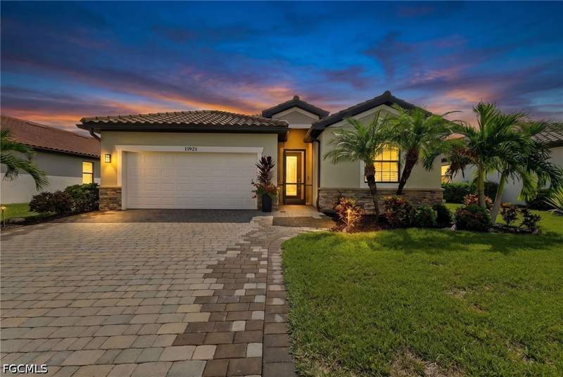 4 bedroom SingleFamilyResidence at 11921 Arbor Trace Dr, Arborwood Preserve, Fort Myers — photo 3